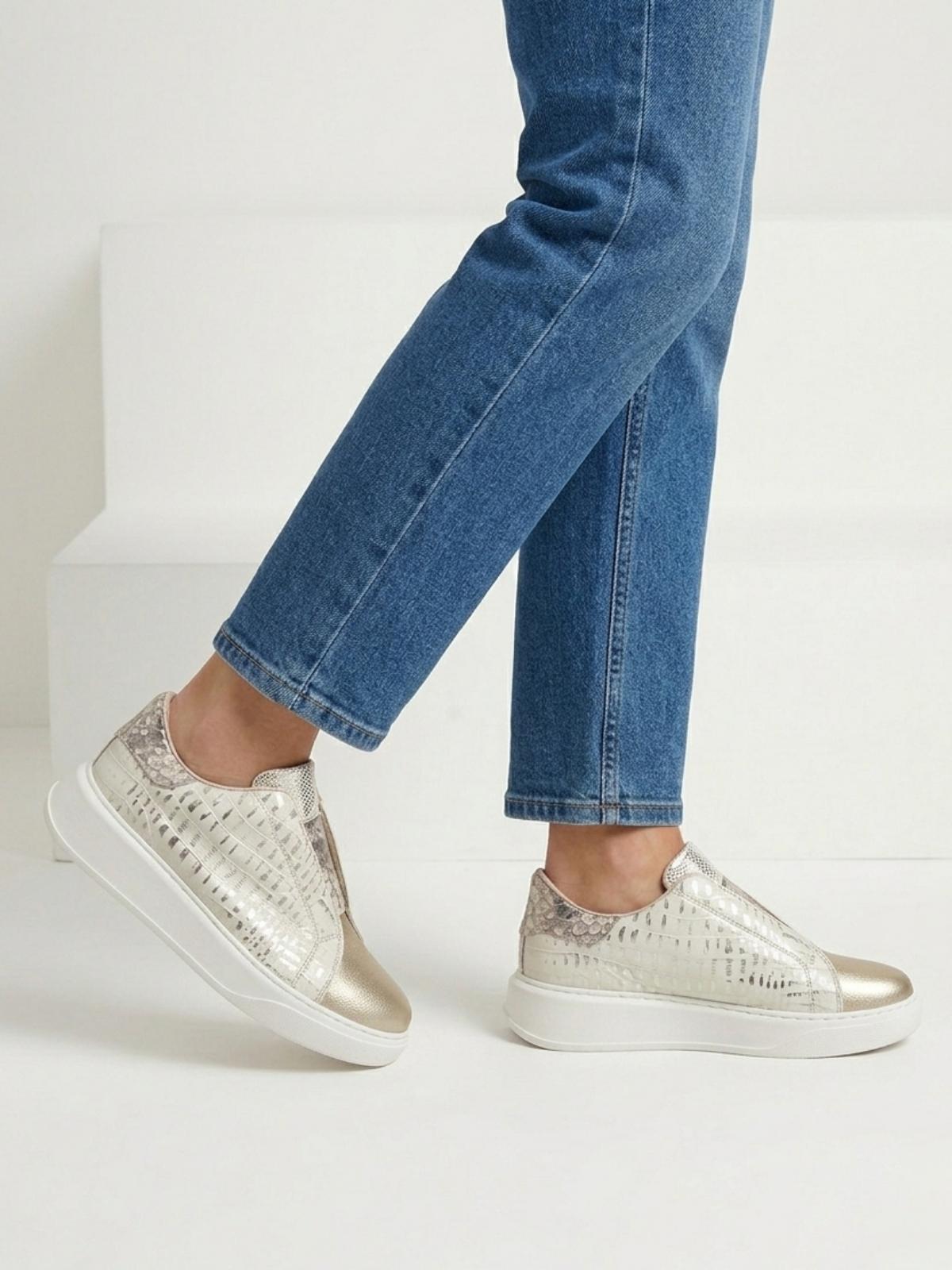 Tenis Madrid color hueso estilo premium casual chic y sofisticado