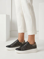 Tenis en cuero Madrid color negro con diseño elegante y urbano para mujer