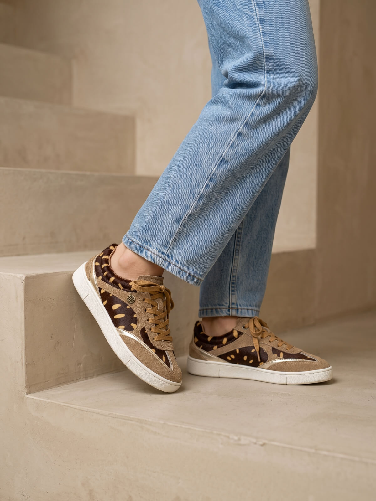 Tenis Cuero Marsella animal print para mujer, con diseño casual y estilo moderno para uso diario.