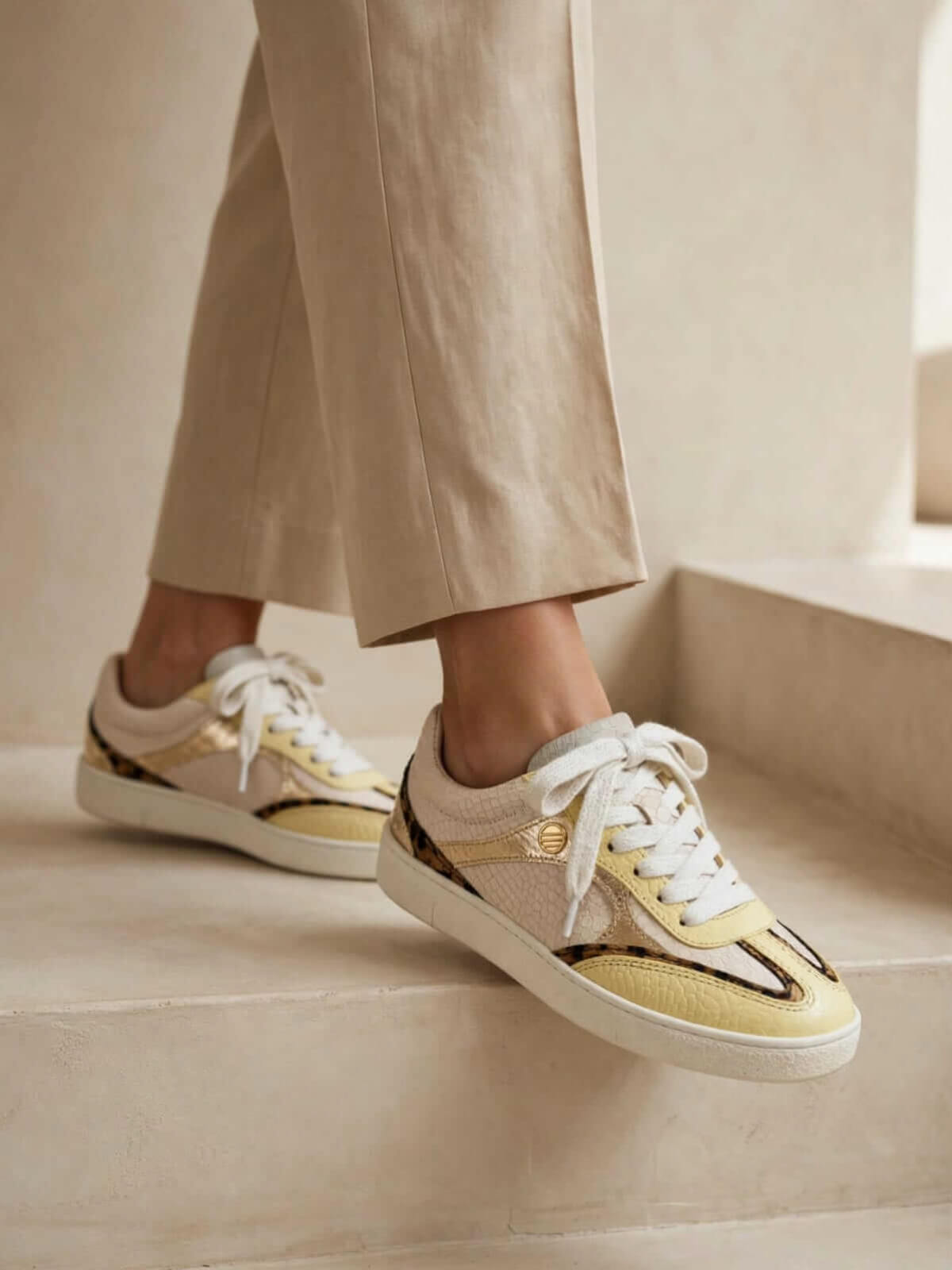 Tenis Cuero Marsella color hueso para mujer, con diseño casual moderno y estilo versátil para uso diario.