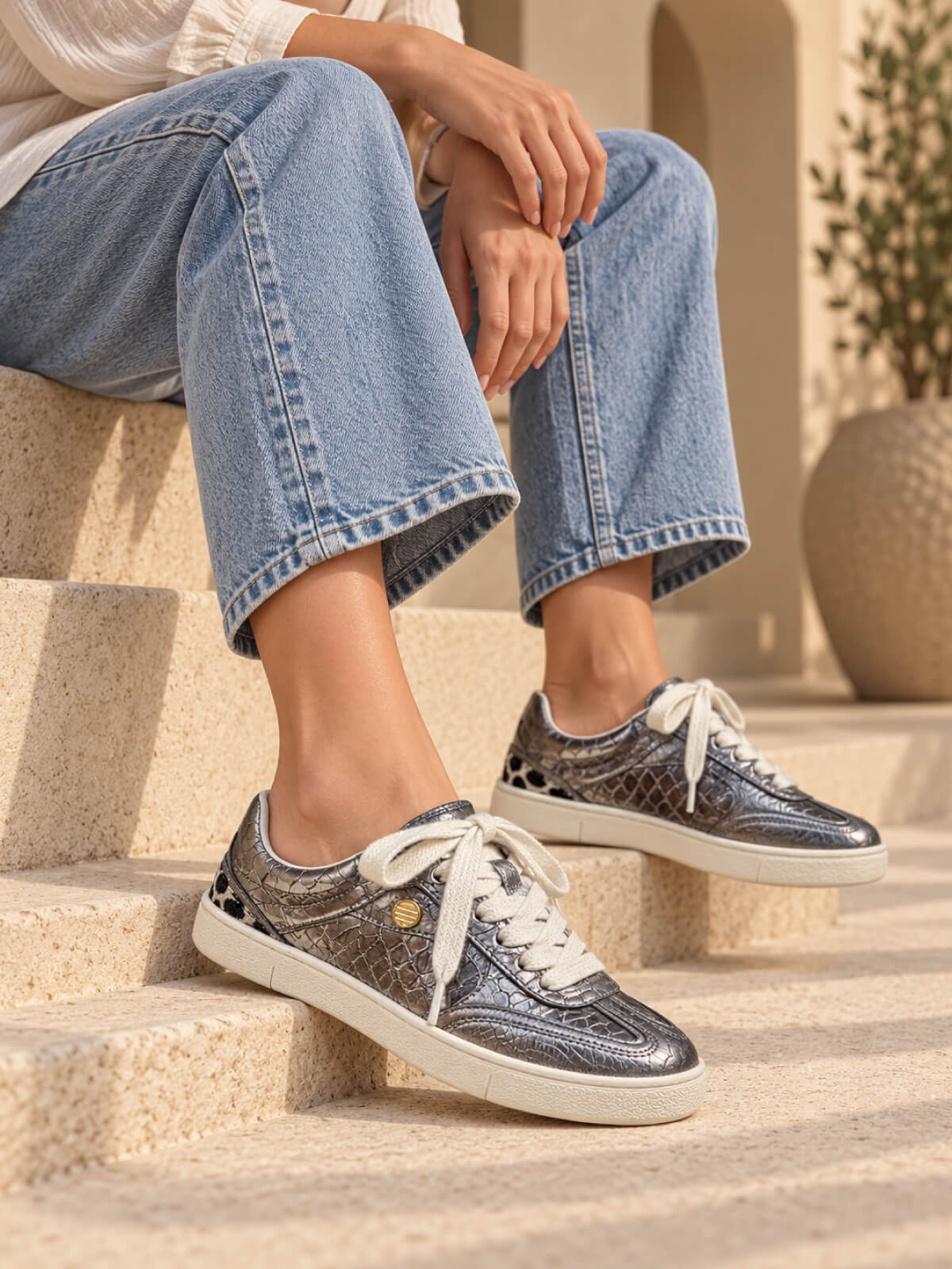 Tenis Cuero Marsella color plomo para mujer, con diseño casual moderno y estilo versátil para el uso diario.