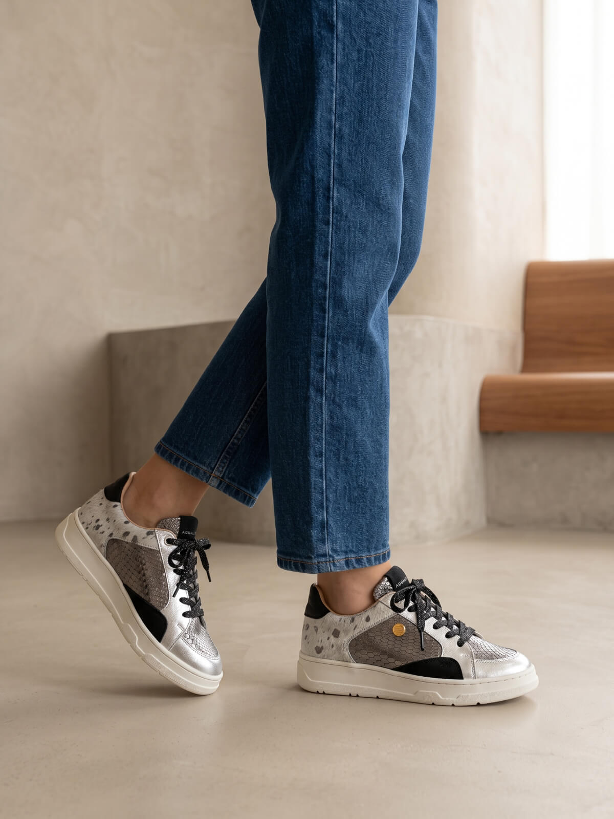 Tenis Niza en cuero para mujer con diseño urbano y combinación de texturas