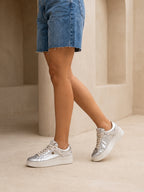 Tenis de cuero color plata para mujer modelo Liverpool