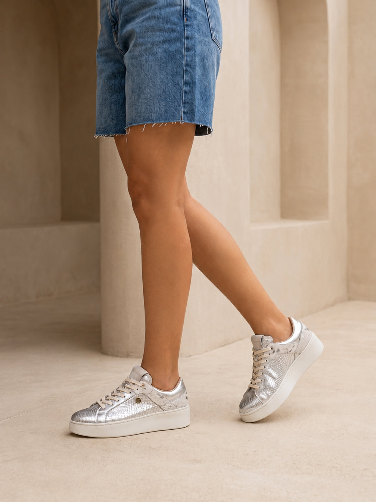 Tenis de cuero color plata para mujer modelo Liverpool
