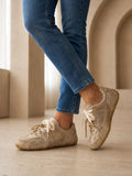 Tenis de cuero color champaña para mujer con acabado premium modelo Glow de Agua Luna