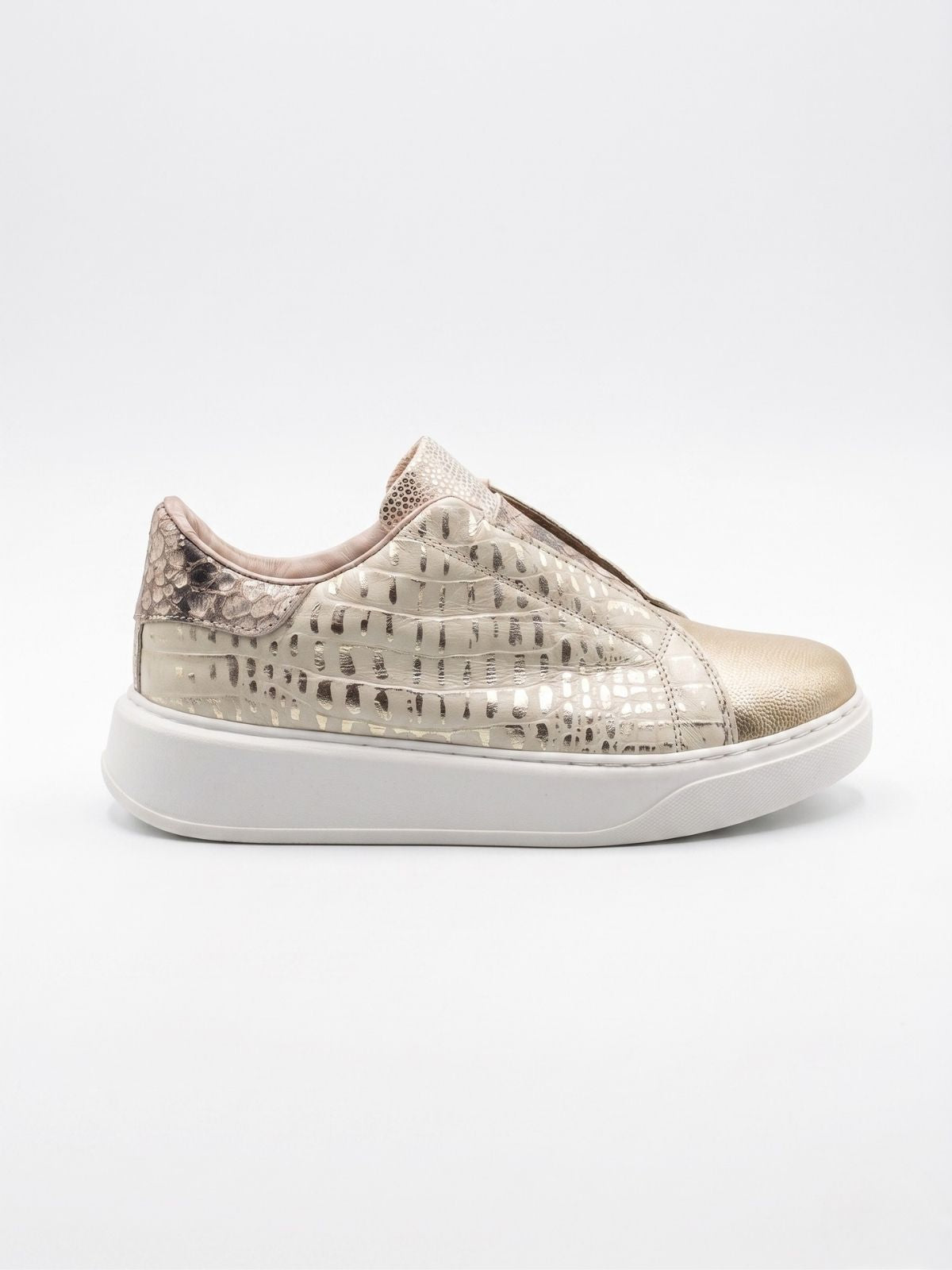 Tenis en cuero Madrid color hueso con diseño elegante y urbano para mujer