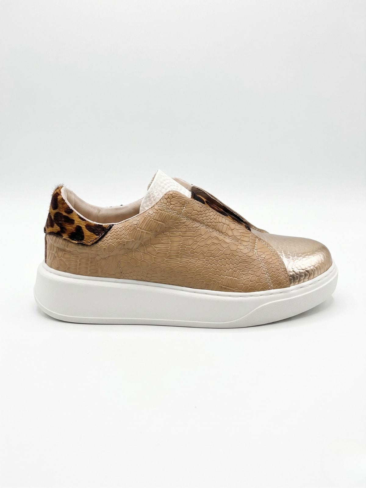 Tenis Madrid color taupe estilo premium casual chic y sofisticado