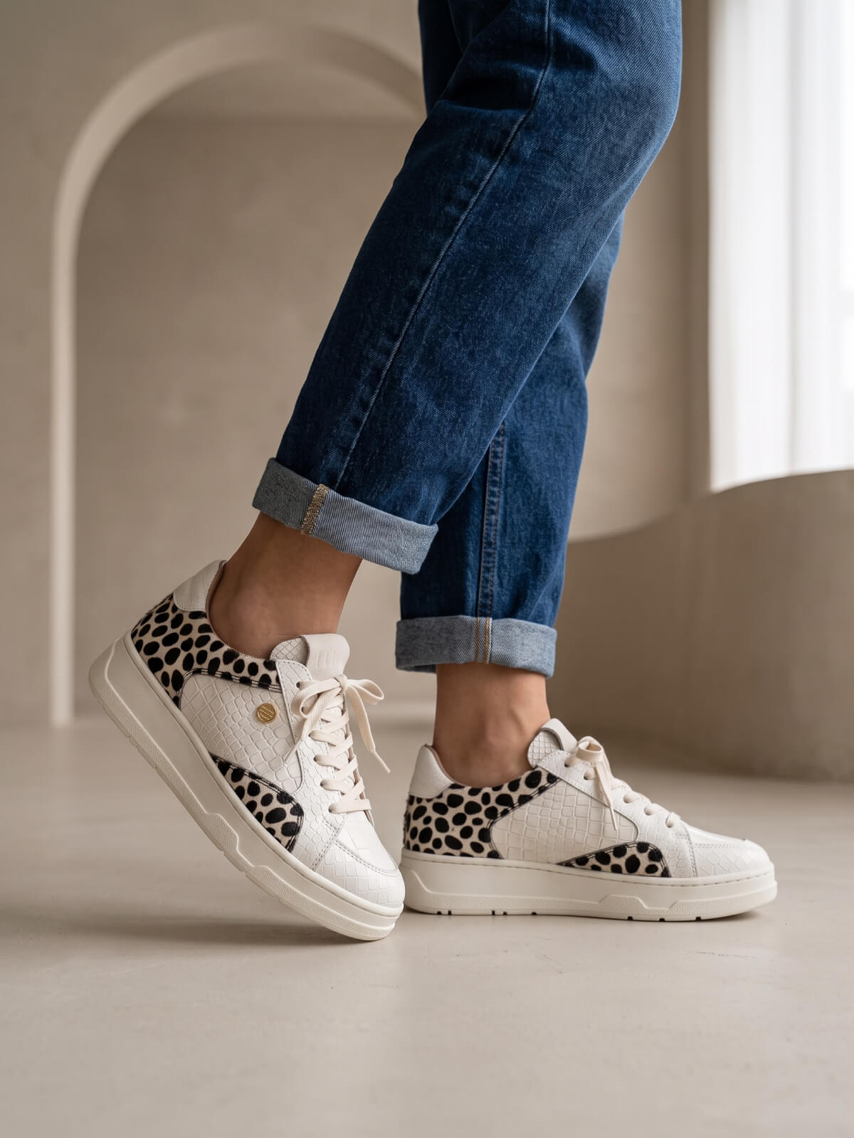 Detalle de los paneles de cuero con texturas grabadas de los tenis Niza