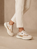 Tenis urbanos de cuero color hueso para mujer con diseño premium modelo Escocia