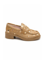 Zapatos slip-on para mujer en tono beige con textura tipo pelo, cómodos y versátiles para el día a día