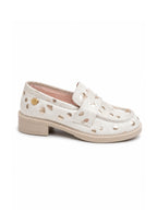 Zapatos slip-on para mujer en tono hueso con textura tipo pelo y diseño cómodo para uso diario