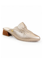 Zuecos color bronce ideales para looks casuales con un estilo premium y moderno