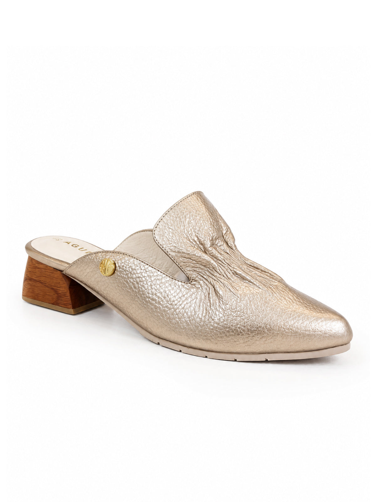 Zuecos color bronce ideales para looks casuales con un estilo premium y moderno