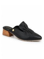 Zuecos negros con estilo minimalista ideales para looks contemporáneos y sofisticados